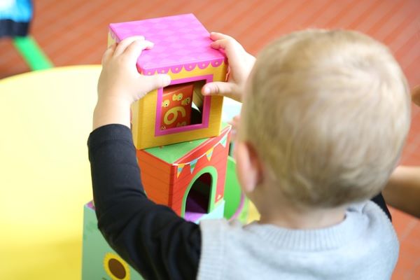 Bébé empilant des cubes