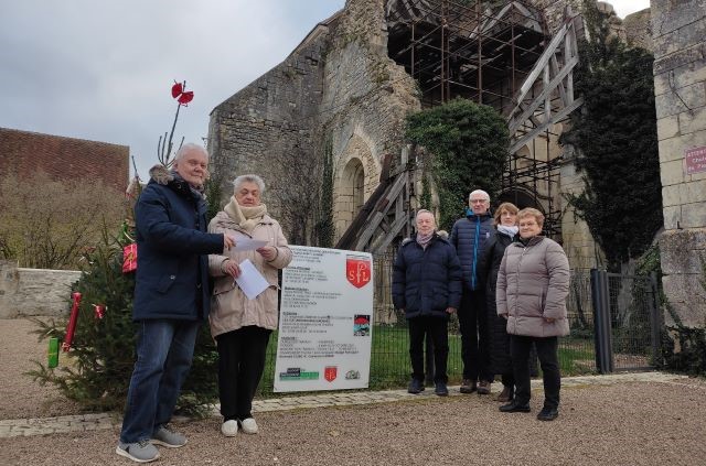 Représentants de l'ASPAS et de la Mairie, devant l'abbaye